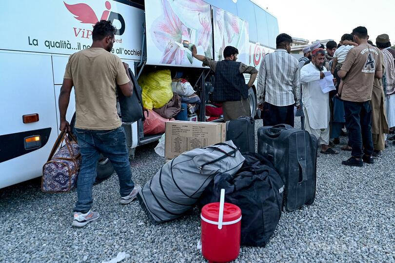 イランから強制送還された移民乗せたバスが事故、76人死亡 アフガン