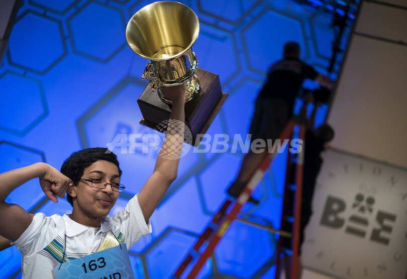 英単語つづり大会「スペリング・ビー」、優勝少年は苦手単語を克服