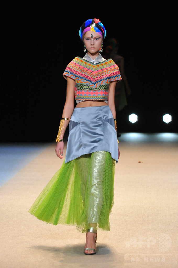 インドと英国をスタイルミックス、「ユマコシノ」15年春夏