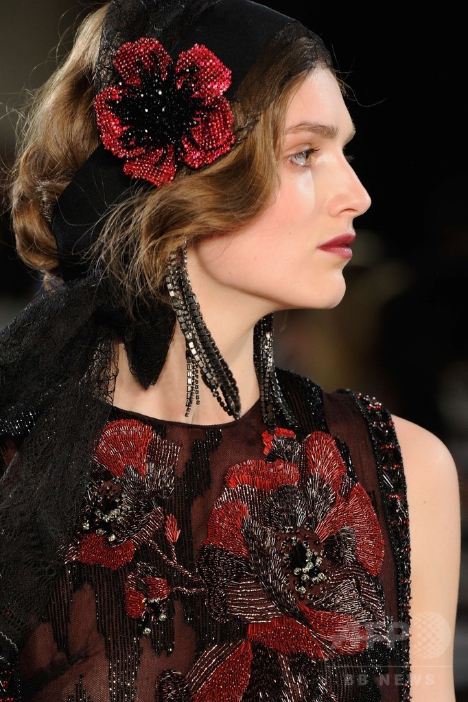 チュールやフリル、シルクのフリンジで飾る耽美なドレス、「マルケーザ」15/16年秋冬