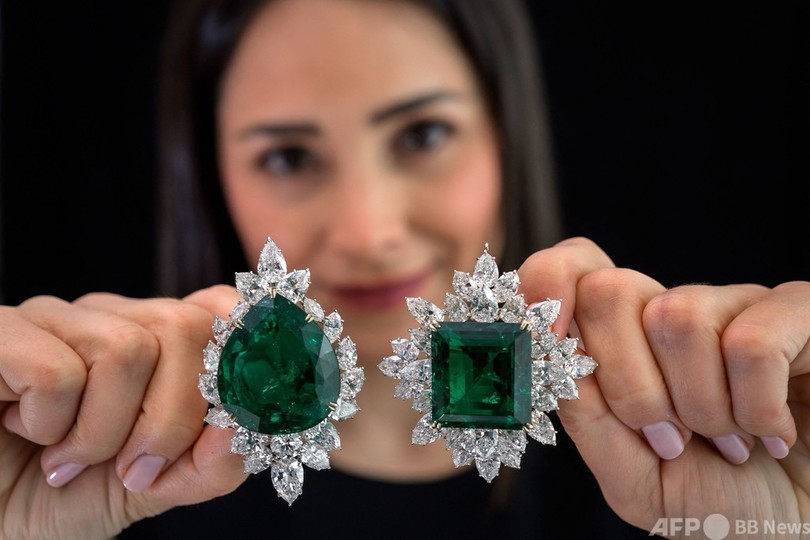 伊王家のティアラと55カラットのサファイア 競売で落札