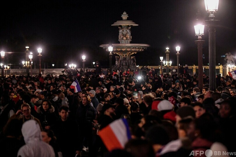 W杯準優勝の仏代表帰国、パリ中心部でファンにあいさつ