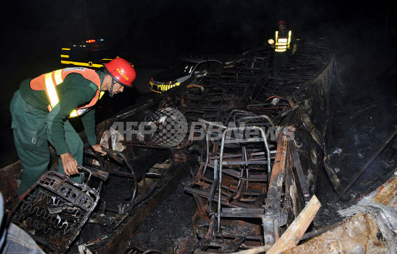 パキスタンで旅客バスが橋から転落、約40人死亡