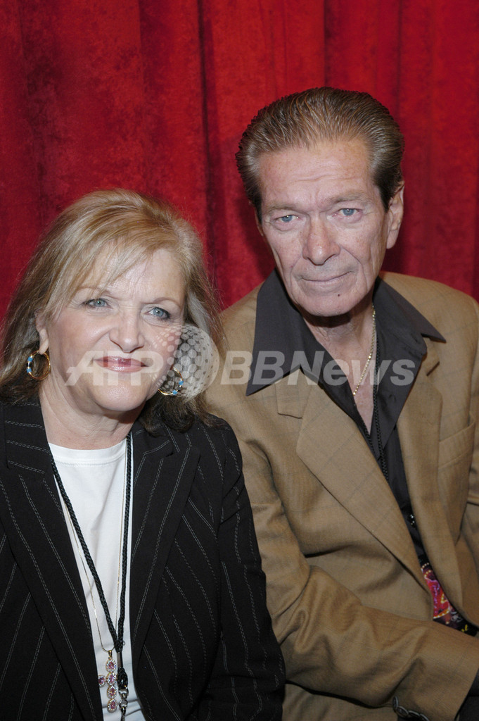 パリス・ヒルトン、新作香水「CAN CAN」をPR