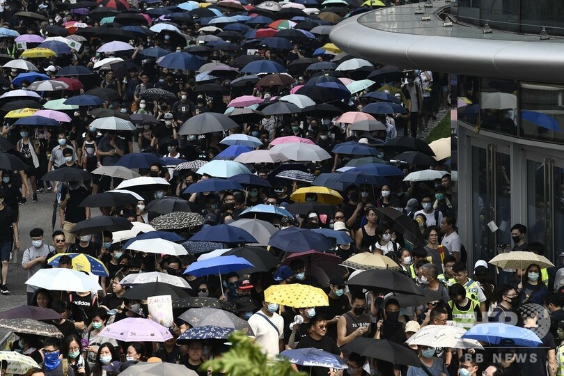 香港、デモ隊と警察が再び衝突 警官隊が催涙ガス使用