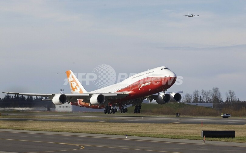 ボーイングの最新ジャンボ「747-8」、処女飛行は「完璧」