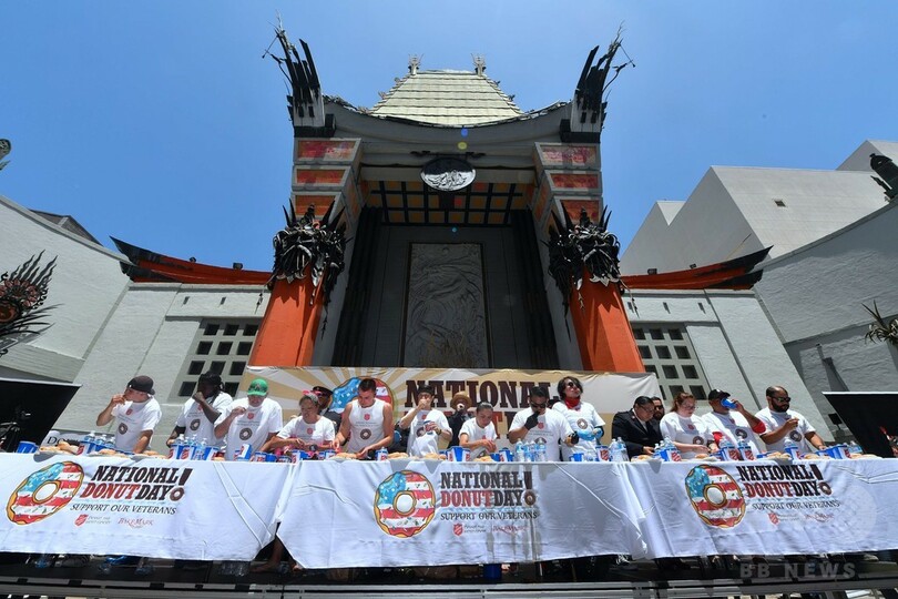 8分で48個！米ハリウッドでドーナツ早食い大会