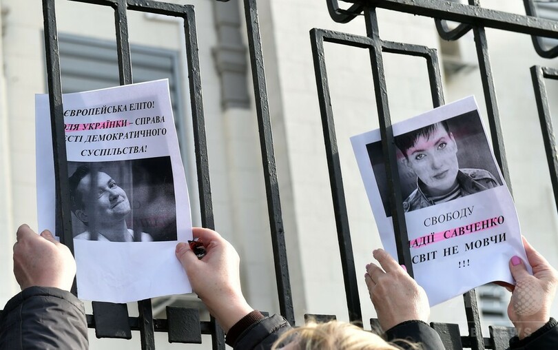 ロシア大使館をデモ隊が襲撃、ウクライナ軍パイロットの釈放要求