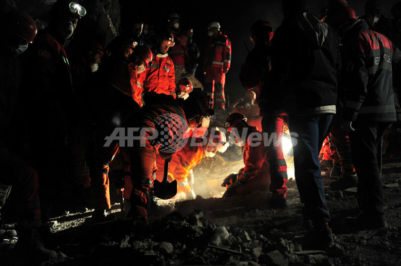 トルコ地震、発生91時間後に男性救出 死者523人に