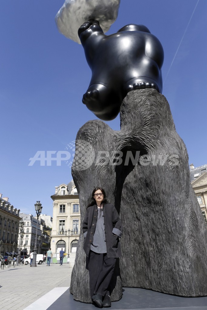 パリ・バンドーム広場に仏像風？彫刻、台湾芸術家の作品展示