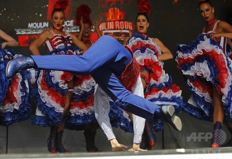 ムーラン・ルージュの踊り子、NYタイムズ・スクエアに登場