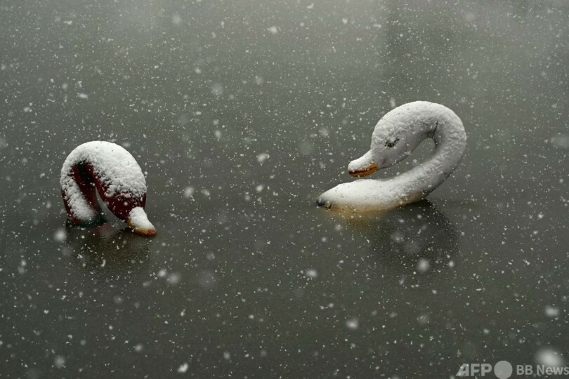 静寂のカシミール 湖畔は雪景色