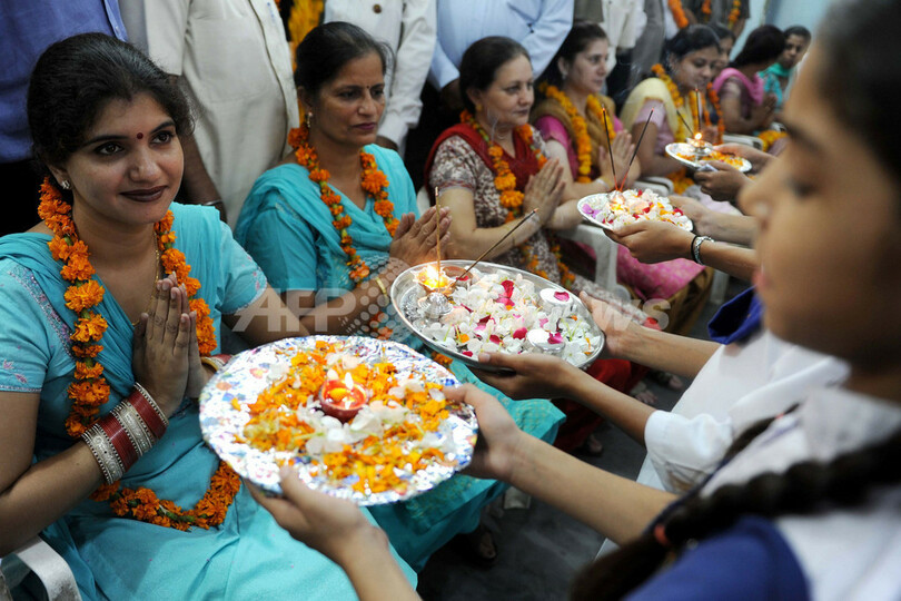 インドで先生に敬意を払う｢教師の日｣