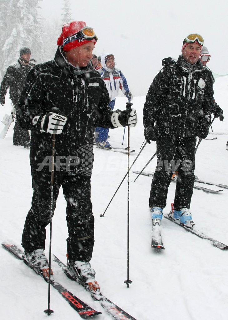 ロシアの統治者はどっち？大統領がプーチン首相に「お茶」おごる