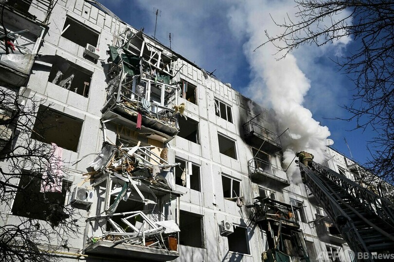 ミサイルで民間人犠牲 泣き崩れる男性 戦火広がるウクライナ東部