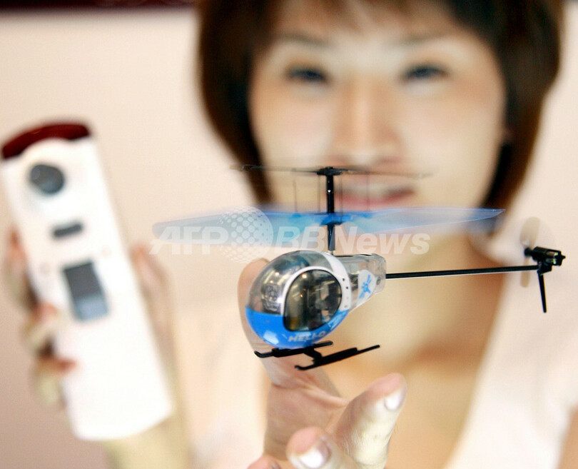 タカラトミー、世界最小の無線操縦ヘリコプター発売