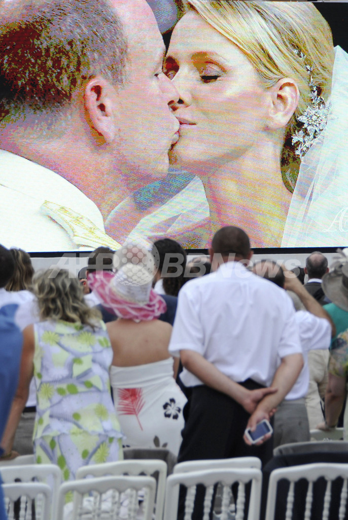 モナコ公が宗教婚式、公妃の瞳には涙