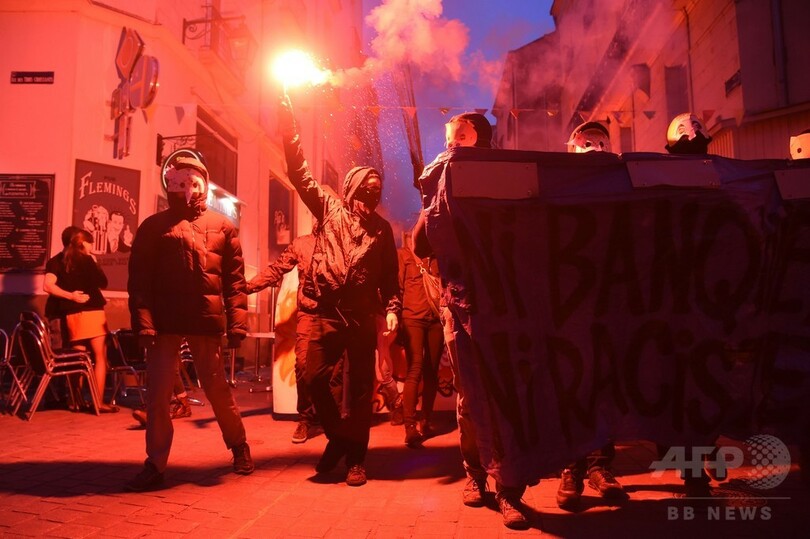 左派が抗議デモ、警察と衝突 仏大統領選