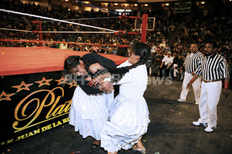 ボリビア先住民、民族衣装で女子レスリング、場外乱闘もあり