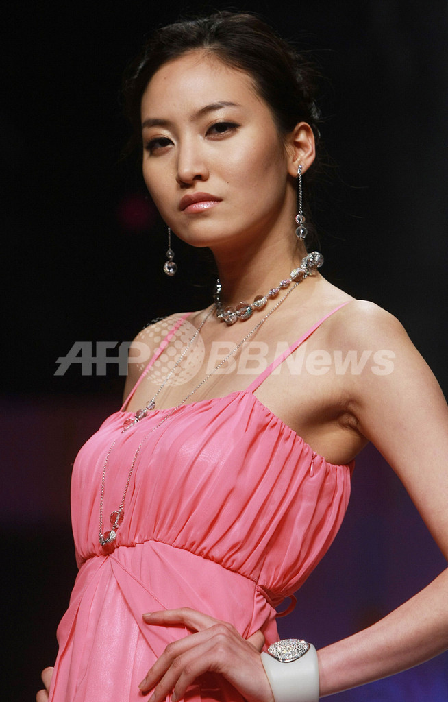 韓国の新星モデル、キム・ダウルさんの死にファンらが悲しみのコメント