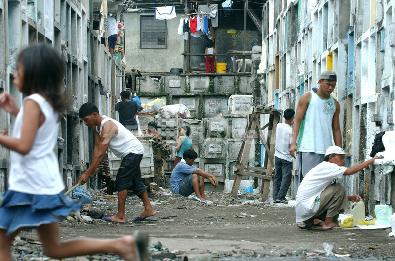 フィリピンの「万聖節」は、家族で先祖の墓参り