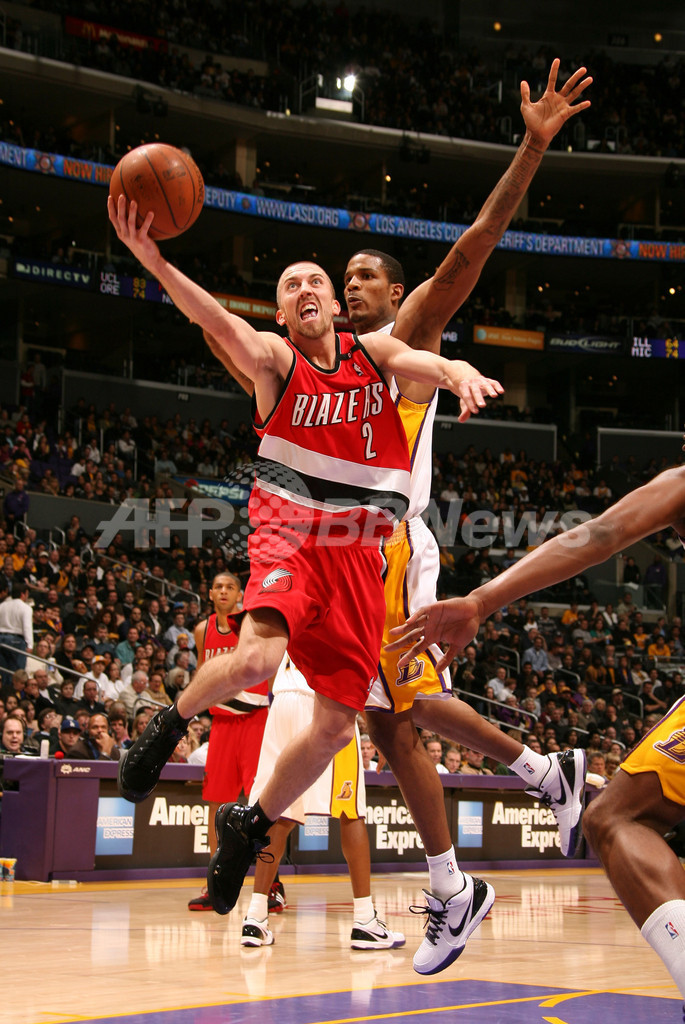 レイカーズ トレイルブレイザーズ下し6連勝