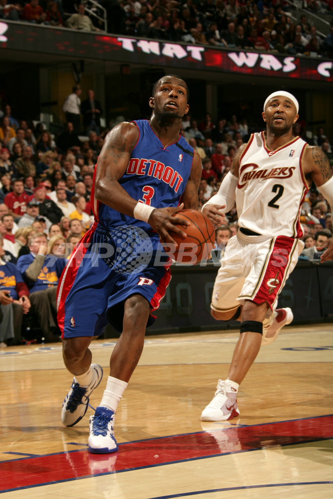 キャバリアーズ ピストンズに2連勝、NBAプレーオフ