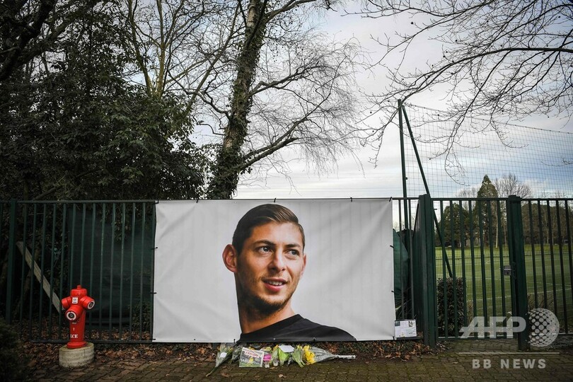 墜落機から収容の遺体はサラ選手と確認、英警察発表