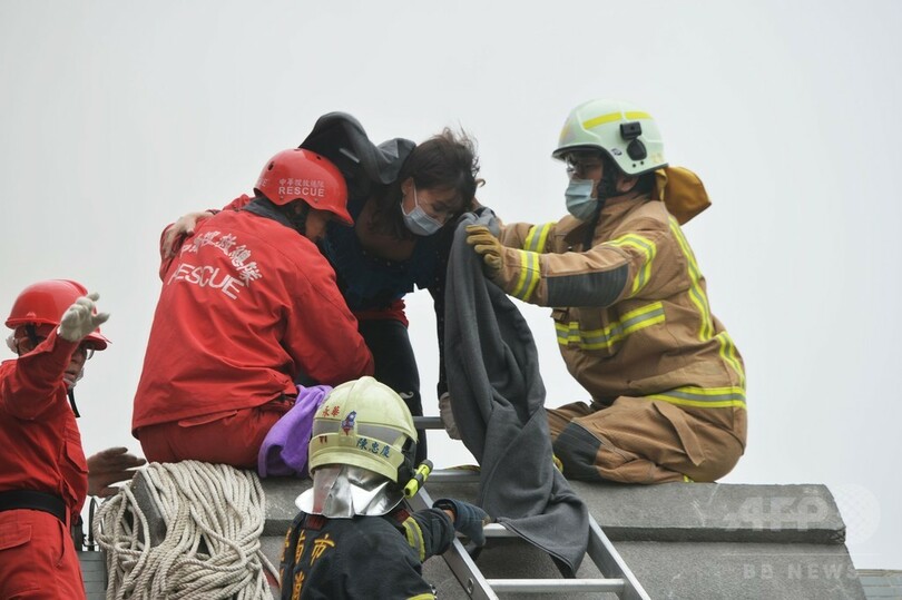台湾南部地震 死者7人、30人が今も建物内に
