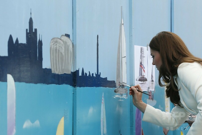 おなかふっくら英キャサリン妃、セーリングの巻き上げに挑戦