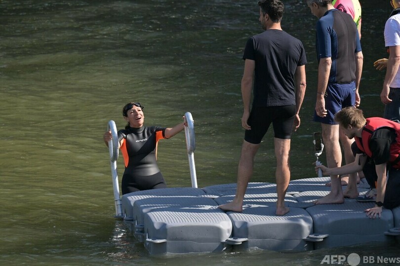 パリ市長がセーヌ川泳ぐ 五輪前に水質浄化アピール