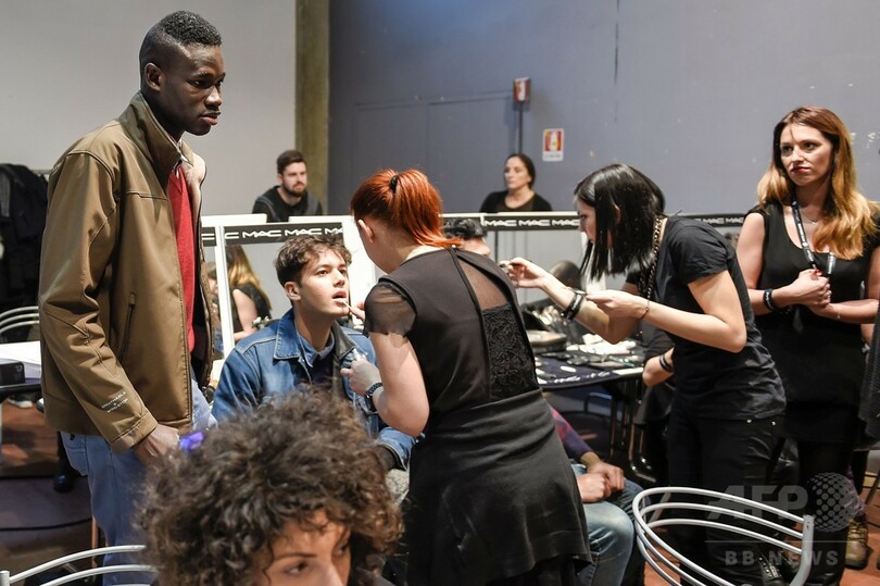 亡命希望者ら、メンズ最大級ファッションショーに出演