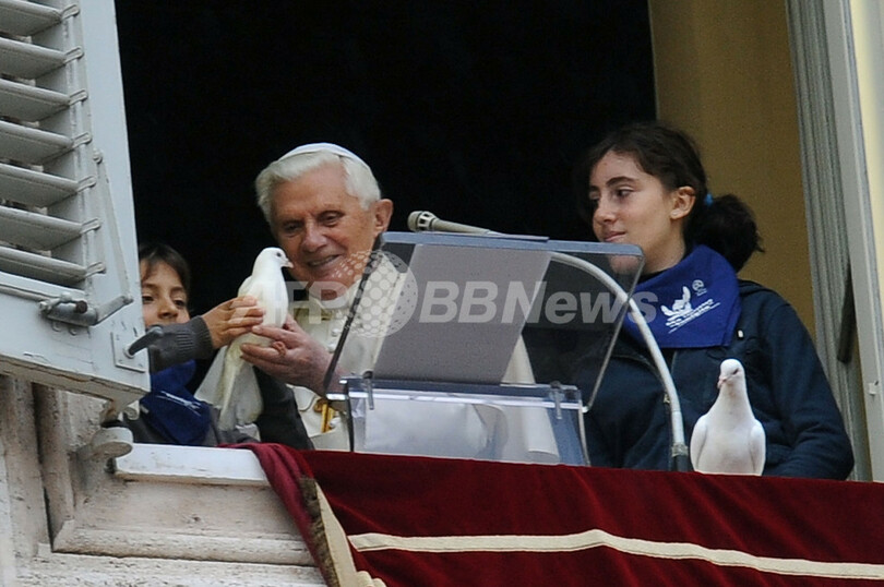 飛び立たずに部屋に戻る「平和の象徴」、法王もびっくり？