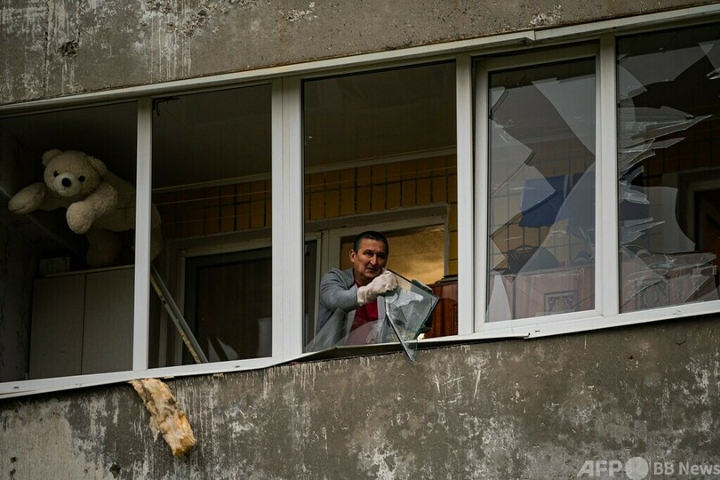 ウクライナ兵、休暇中に自宅がミサイル被害 片付けて前線に