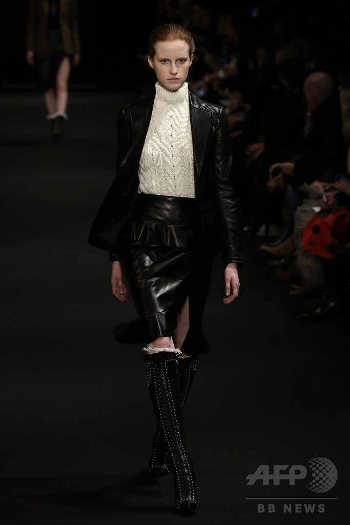 初のハンドバッグコレクションもお披露目、「アルチュザラ」15/16年秋冬