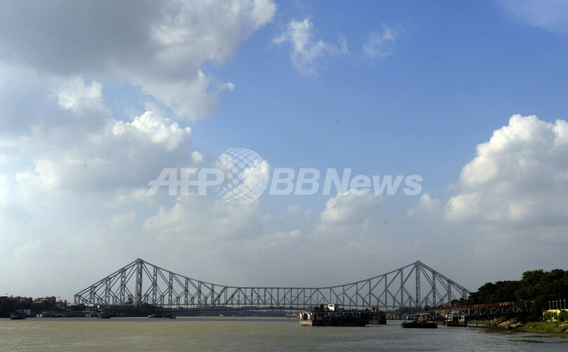 コルカタ名物の鉄橋に崩落の危機、原因は通行人の「つば」