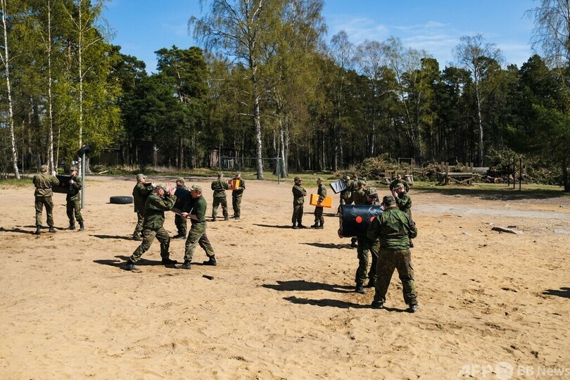 ロシアの脅威に直面するフィンランド、軍事訓練受ける市民急増