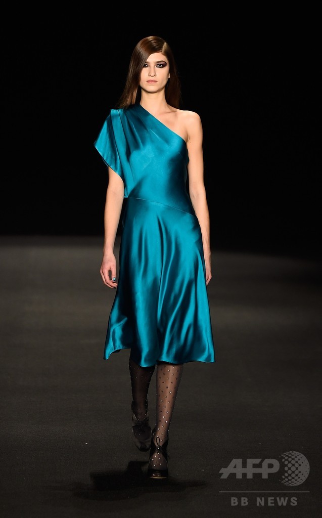 コルセットをなくして柔らかさと曲線美を強調、「モニーク・リュイリエー」15/16年秋冬