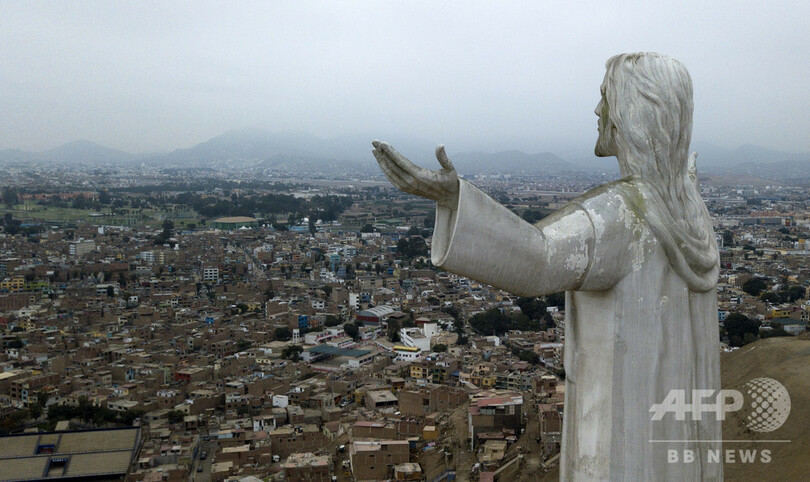 首都を見下ろす「盗人のキリスト像」に撤去要求、ペルー