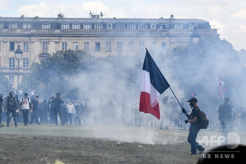 仏各地で医療従事者がデモ、パリなどでデモ隊と警察が衝突 