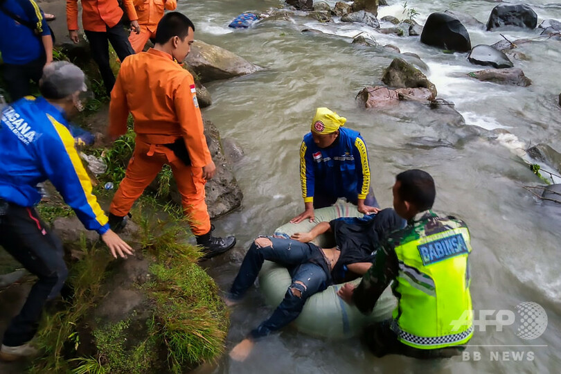 バスが渓谷に転落、少なくとも27人死亡 インドネシア