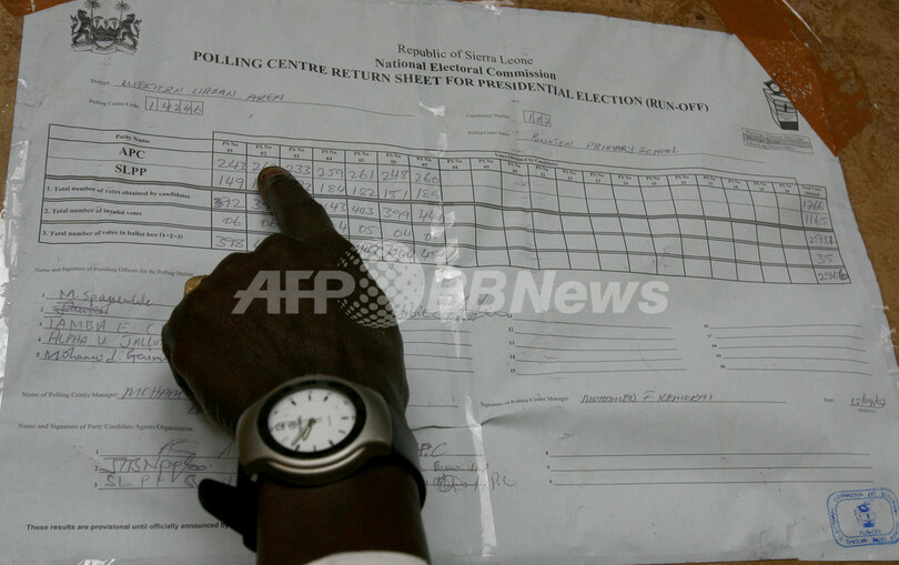 シエラレオネ大統領選、野党党首がわずかにリード