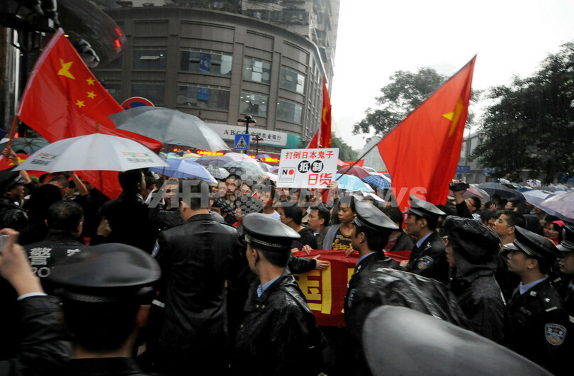 大都市・重慶で反日デモ、中国