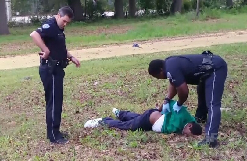 米白人警官による黒人射殺の瞬間