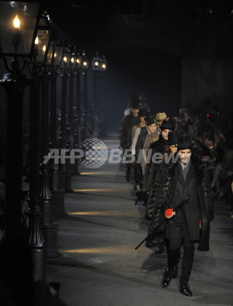 ＜09/10年秋冬ミラノ・メンズコレクション＞アレキサンダー・マックィーン、新作を発表