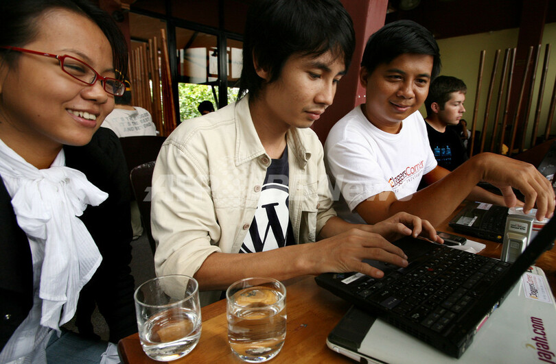 カンボジア社会を変えていく若いブロガーたち