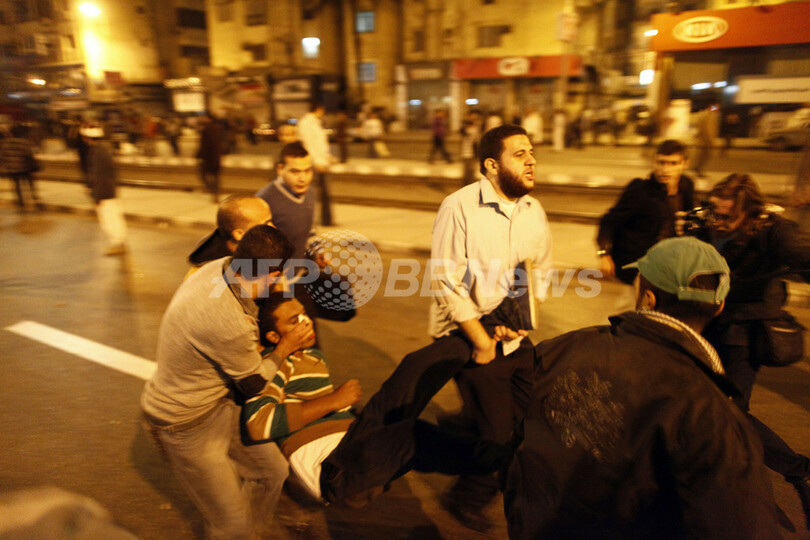 カイロで大統領支持派と反大統領派が衝突、3人死亡
