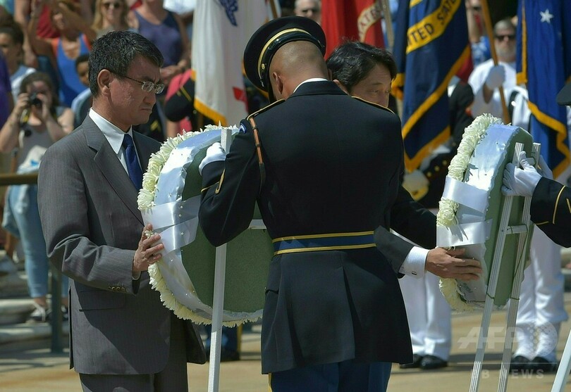 河野外相と小野寺防衛相が訪米、国立墓地で献花