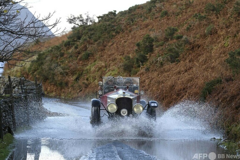 ビンテージカーが勢ぞろい、険しい山道を駆け抜ける 英