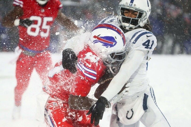 猛吹雪の中で試合、選手たちは厚く積もった雪に悪戦苦闘